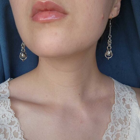 Vintage elegant long dangly silver chainmail earrings - Picture 3 of 7